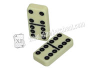 Marca amarilla de los dominós del doble seis para el tramposo del póker en juego de tarjetas