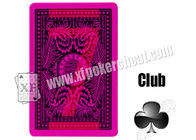 La magia apoya la tarjeta de papel del rey jugador marcada con el tramposo del póker de la tinta invisible