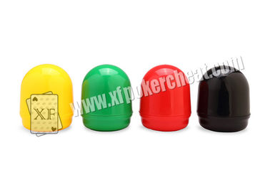 La taza de dados colorida plástica del casino con el interior de la cámara ve que corta en cuadritos a través