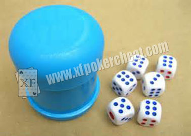 Taza de dados plástica mágica de la perspectiva de los juegos de póker con los dados mágicos del casino